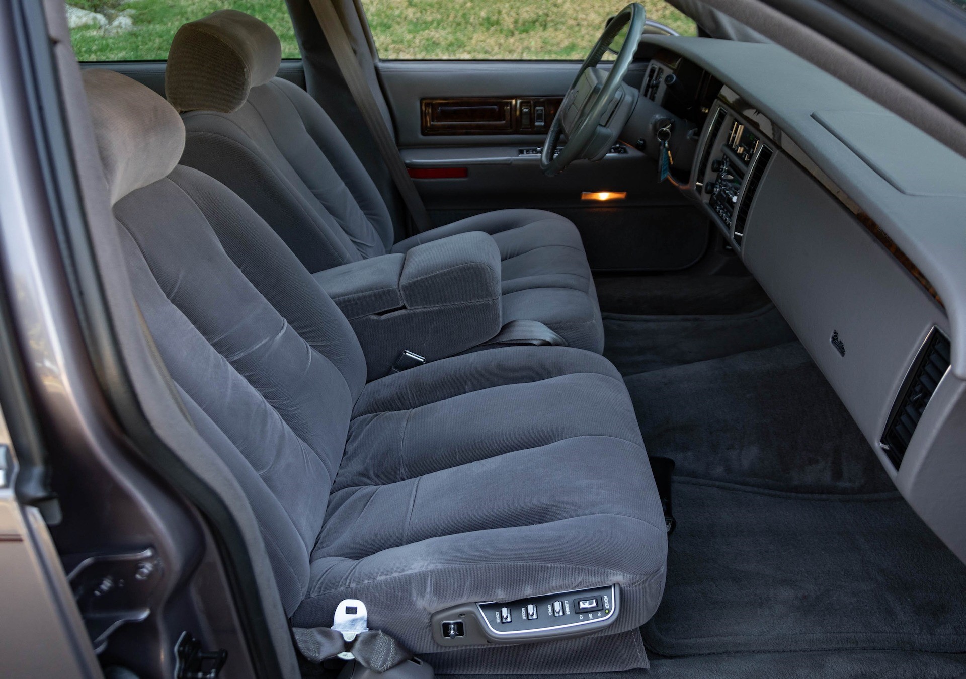 1993 Cadillac Fleetwood - Plate 17